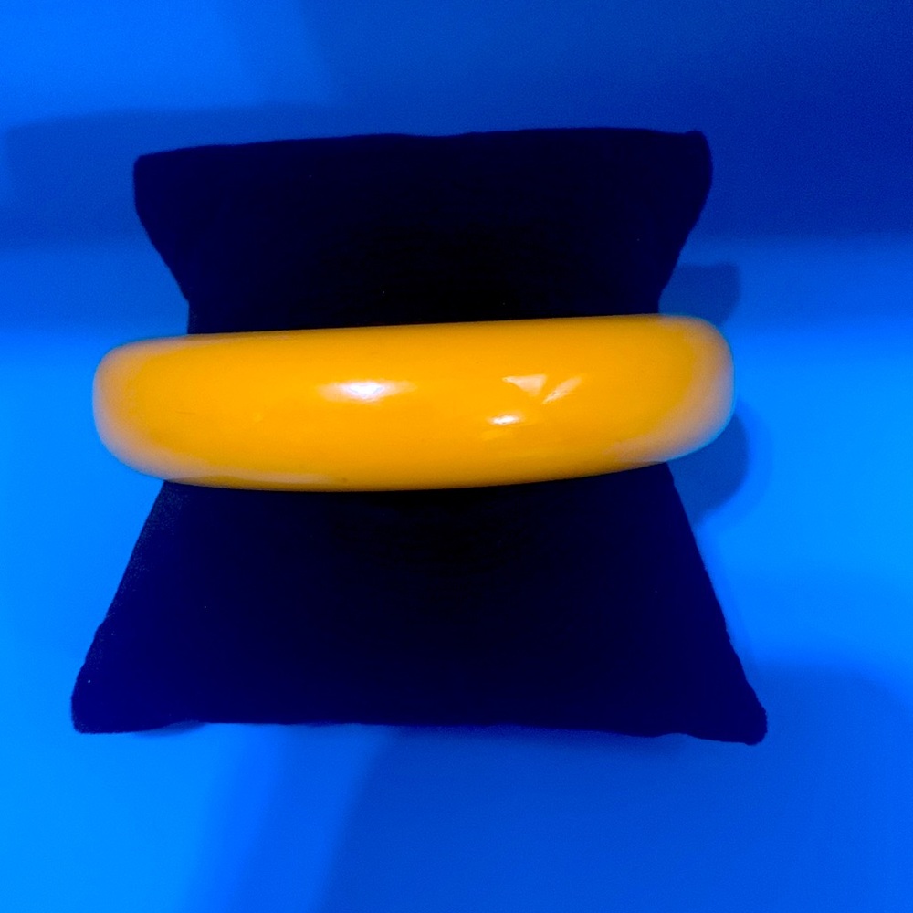 Vintage Bakelite Bangle Bracelet. Yellow, non-marbled. Tested with 409, passed!